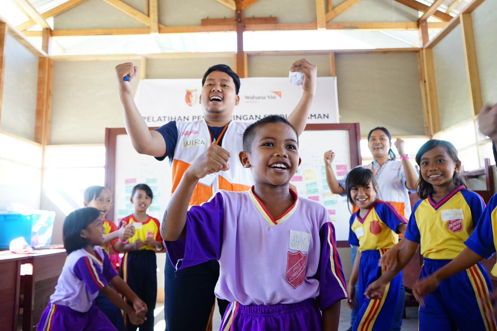 Kinder in einer Schule in Indonesien